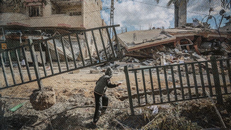 Ett palestinskt barn i Gaza inspekterar resterna av ett bostadshus som förstörts av israeliska bomber. 