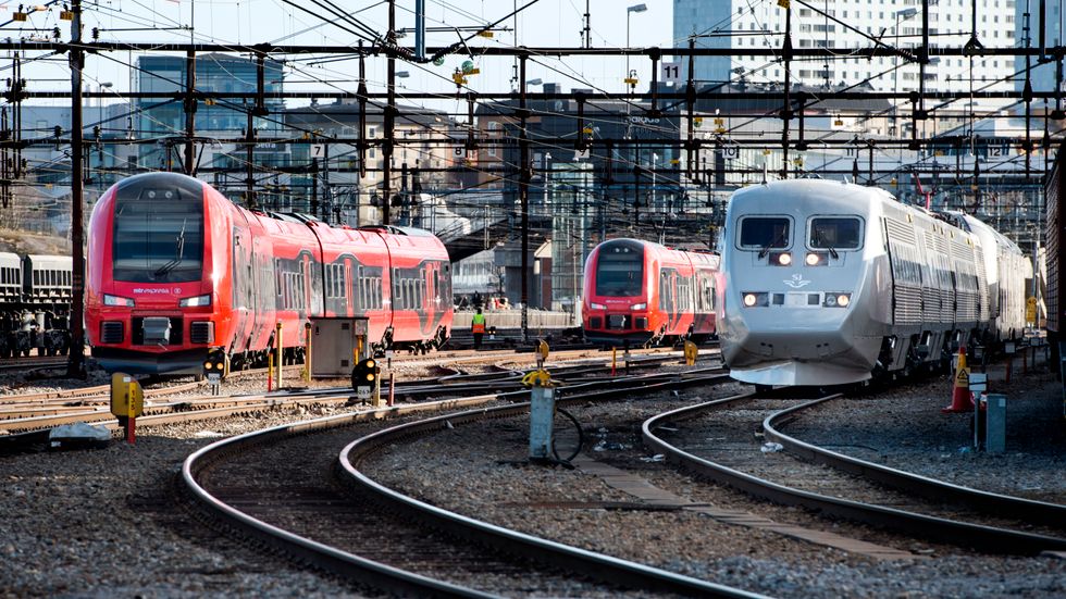 MTR Express (till vänster) konkurrerar med SJ på sträckan Stockholm–Göteborg. Konkurrensverket ber nu regeringen se över hur dagens biljettsystem fungerar. Arkivbild.