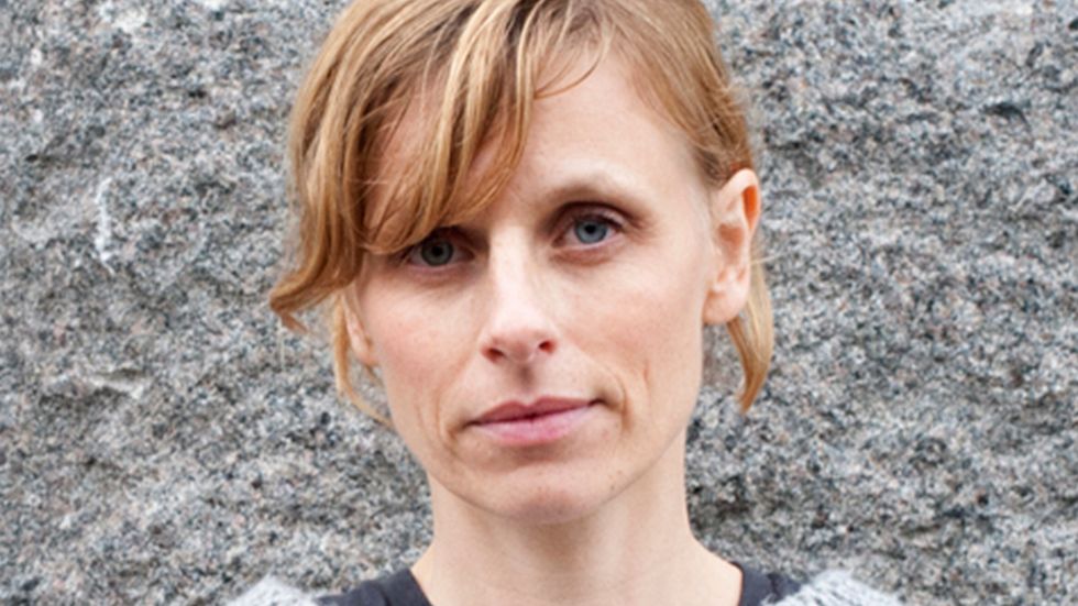 Marit Sahlström (född 1976) arbetar som pedagog och föreläsare med fokus på unga i riskzonen för utanförskap. ”Och runt mig faller världen” är hennes debutroman.