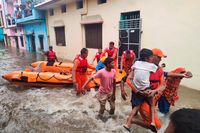 Räddningspersonal hjälper översvämningsdrabbade i delstaten Uttarakhand i norra Indien.