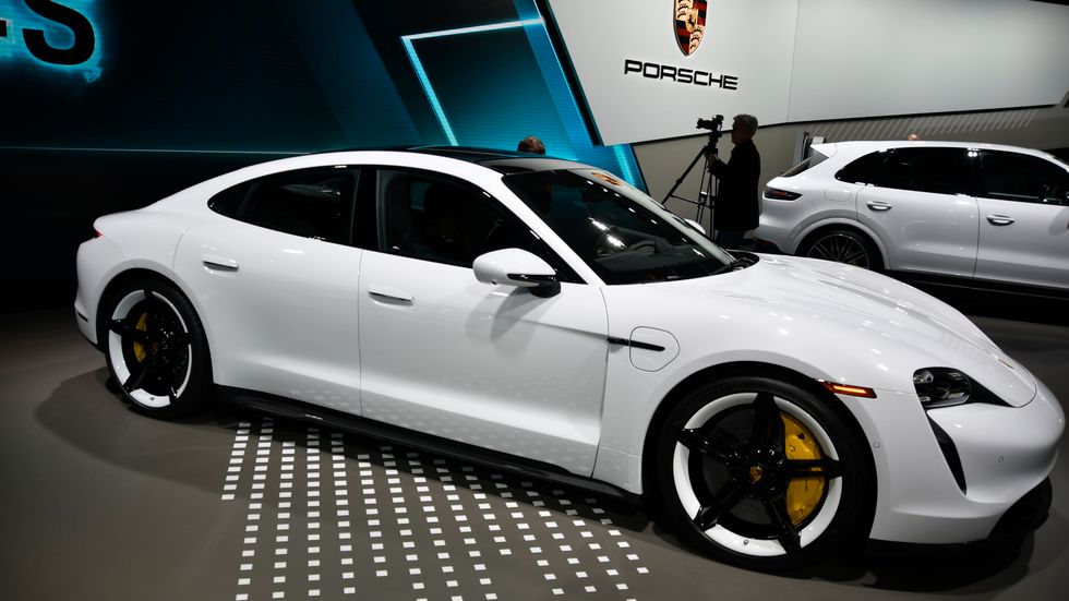 Porsche Taycan är en av många nya elbilar. Så här såg det ut när den visades upp på motormässan i Los Angeles i november.