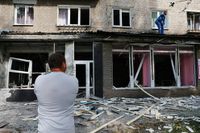 Ett förstört bostadshus i Donetsk. SvD var på plats efter en attack mot en butik.