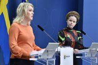Socialminister Lena Hallengren (S) och kulturminister Amanda Lind (MP ) på digital pressträff i Rosenbad. Regeringen föreslår en tillfällig pandemilag.