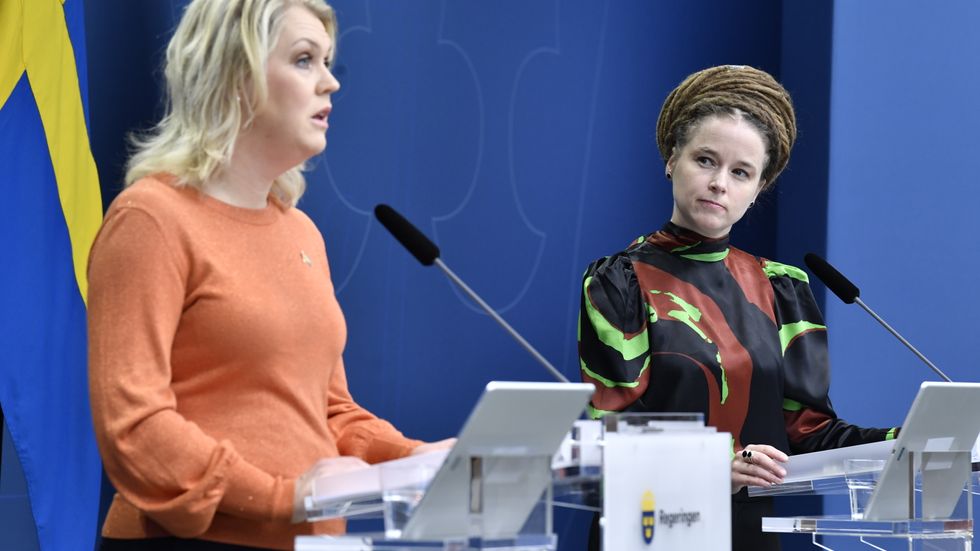 Socialminister Lena Hallengren (S) och kulturminister Amanda Lind (MP ) på digital pressträff i Rosenbad. Regeringen föreslår en tillfällig pandemilag.