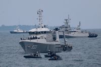 Indonesiska marinen deltar i sökandet efter de 62 personer som fanns ombord på det störtade Boeing-planet som försvann i lördags.