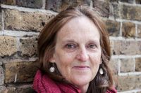Författaren Tessa Hadley bor i London och undervisar i kreativt skrivande vid universitetet i Bath. Hon skriver även litteraturkritik i The Guardian.