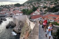 Turismen i Dubrovnik ger Kroatien stora intäkter, men det finns andra orosmoln. Tiotusentals personer i flera länder på Balkan riskerar att förlora jobbet och Kroatien kan kastas tillbaka in i recession om landets största arbetsgivare Agrokor inte kan övervinna sina gigantiska skulder. Arkivbild.