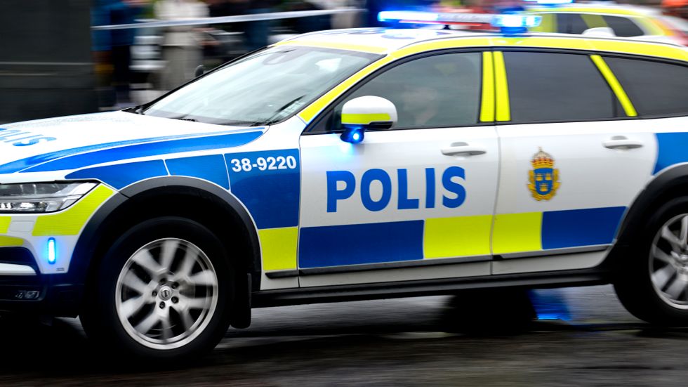 Däcken på tre polisbilar skars sönder i Göteborg under natten till fredagen. Arkivbild.