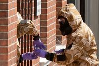 Experter i skyddsdräkt genomsöker ett hus i Amesbury i jakten på källan till förgiftningar med nervgiftet Novitjok. Arkivbild.