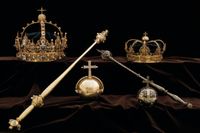 De två kronorna och ett av de riksäpplen som ingår i kung Karl IX:s och drottning Kristina den äldres begravningsregalier stals från domkyrkan i Strängnäs i somras. I morgon börjar rättegången mot en 22-årig man som misstänks för delaktighet i stölden. Arkivbild.