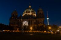 Domkyrkan Berliner Dom är inte längre fullt upplyst på natten. Arkivbild