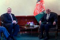 USA:s utrikesminister Mike Pompeo och Afghanistans president Ashraf Ghani under en säkerhetskonferens i tyska München på fredagen.