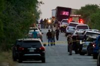 Polis och räddningspersonal arbetar på platsen där 46 personer hittats döda i en lastbil i San Antonio.