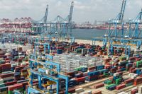Hamnen i Qingdao, Kina, 13 september Världshandeln verkar inte krascha som befarat på grund av coronaviruset.