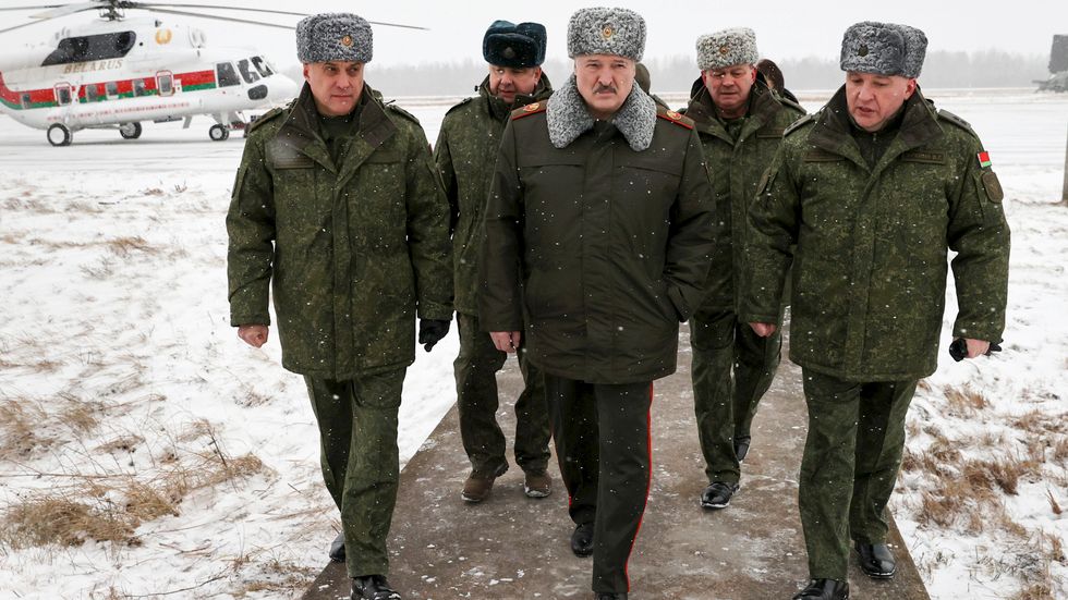 Belarus president Aleksandr Lukasjenko (mitten) vid ett besök på en militäranläggning i januari. Arkivbild.