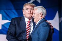 Donal Trumps vicepresidentkandidat Mike Pence (till höger) är ”allt Trump inte är”, enligt retorikforskaren Lena Lid Falkman.