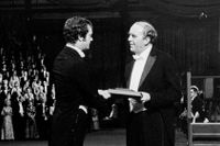 Kronprins Carl Gustaf räcker över Nobelpriset i litteratur till Heinrich Böll 1972. 