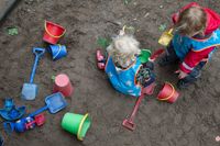 Barn som leker på förskolan.