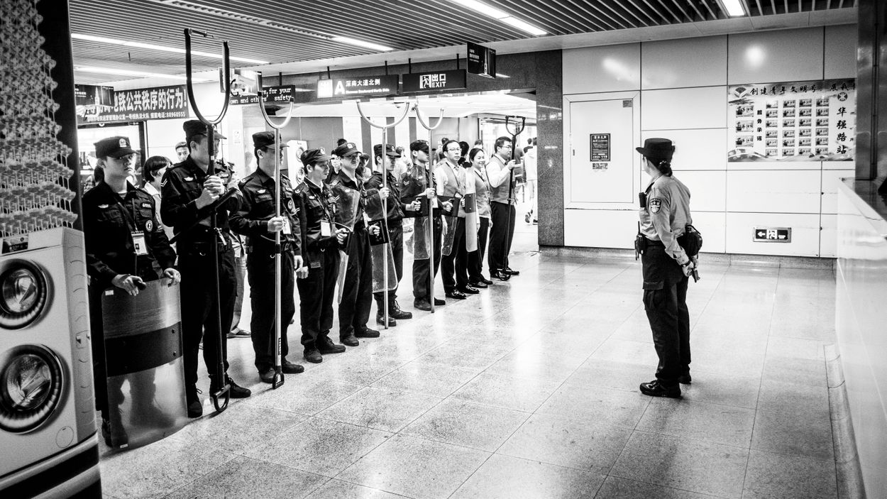 Shenzhen. Uppställning på morgonen av personalen på Huaqiang road tunnelbanestation.