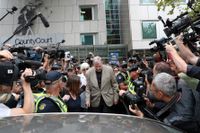 Kardinal George Pell, 77, lämnar domstolen i Melbourne, Australien, medan demonstranter ropar "monster" och "ruttna i helvetet".