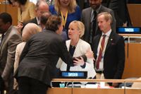 Utrikesminister Margot Wallström och FN-ambassadör Olof Skoog gratuleras i FN:s generalförsamling efter tisdagens omröstning om vilka länder som ska få en icke-permanent plats i säkerhetsrådet 2017-18. Sverige valdes in i säkerhetsrådet.