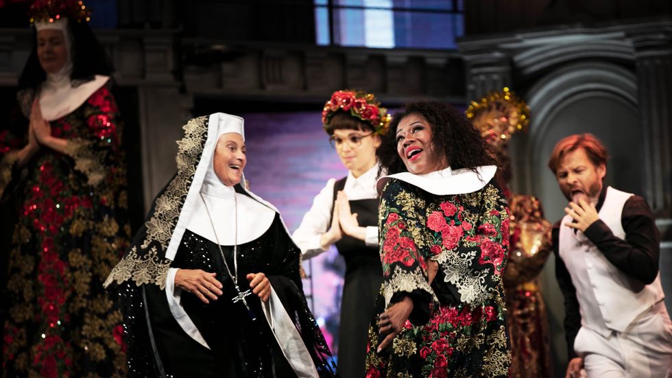 Suzanne Reuter, Gladys del Pilar och ensemblen i ”En värsting till syster”.