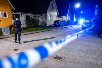 Tonårspojken avled på sjukhus efter att ha hittats skjuten i ett grönområde i Västertorp i södra Stockholm.