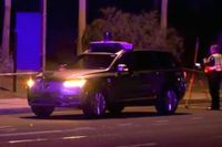 Första kända fallet där en självkörande bil skördat ett människoliv. Den 19 mars 2018 dog en kvinna i 50-årsåldern efter att ha blivit påkörd av en automatkörande uber-Volvo XC90. Bilden föreställer polisens utredare på olycksplatsen i Tempe, Arizona.