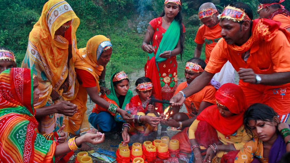 Hinduiska pilgrimer firar högtiden Bol Bom i Katmandu. Kanske någon av dem talar newariska?