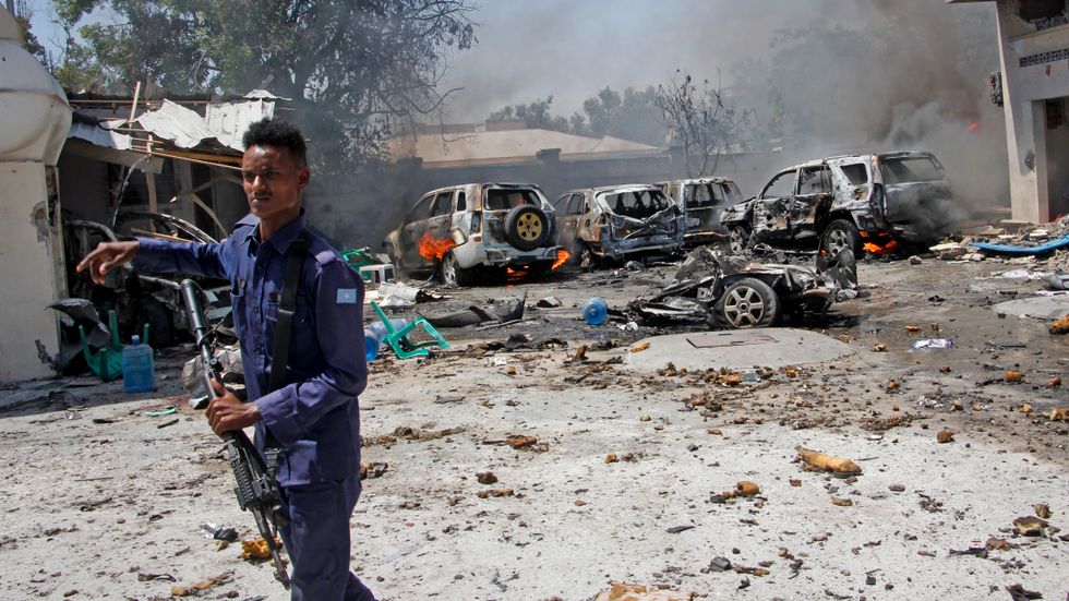 Säkerhetsstyrkor patrullerar vid platsen för en explosion i Somalias huvudstad Mogadishu i januari. Arkivbild.