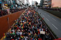 Regeringskritiska bolivianer protesterar i La Paz.