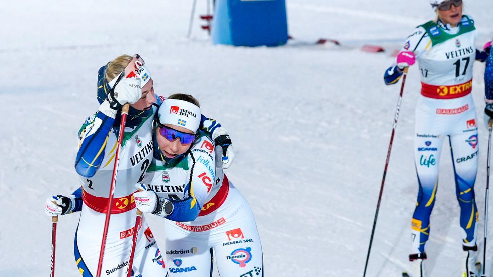 Maja Dahlqvist och Johanna Hagström firar.