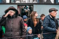 Flyktingar från den hårt ansatta staden Mariupol anländer till Zaporizjzja.