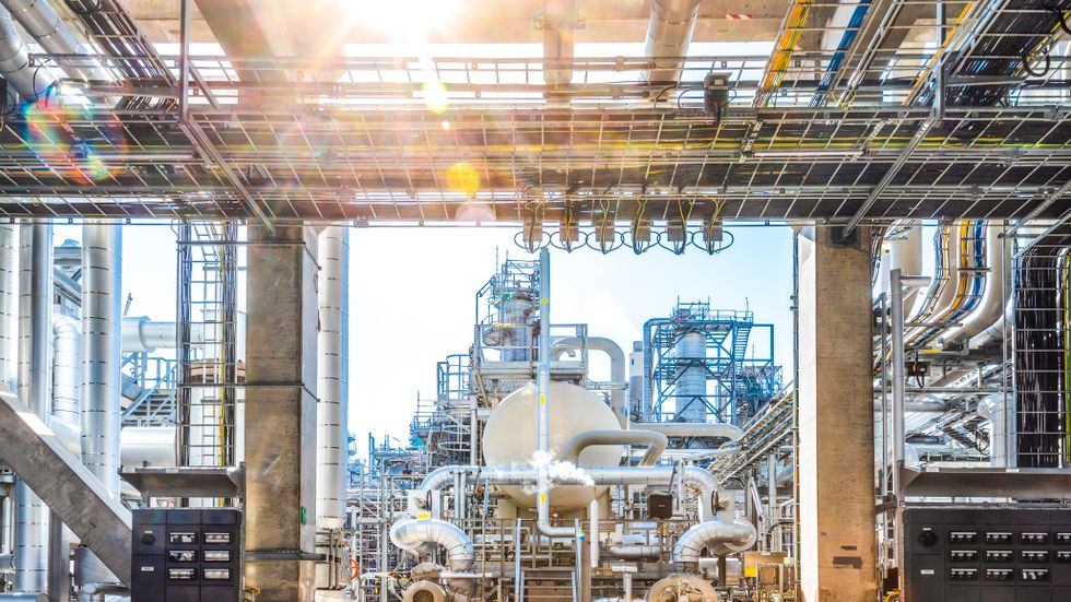 Preem  vill tillverka mer biobränsle vid raffinaderiet i Lysekil. Men den politiska osäkerheten kring reduktionsplikten hotar den mångmiljardinvestering som krävs.