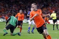 Klaas-Jan Huntelaar gav Holland ledningen redan i den fjärde matchminuten.