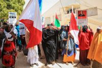 En grupp kvinnor genomför en protestmarsch till minne av de dödade i terrorattacken i Mogadishu. Åtminstone 80 människor dog när en bilbomb exploderade intill en vältrafikerad vägspärr sydväst om stadskärnan.