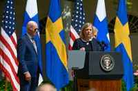 Statminister Magdalena Andersson tillsammans med Finlands presidetn Sauli Niinistö och USA:s president Joe Biden.