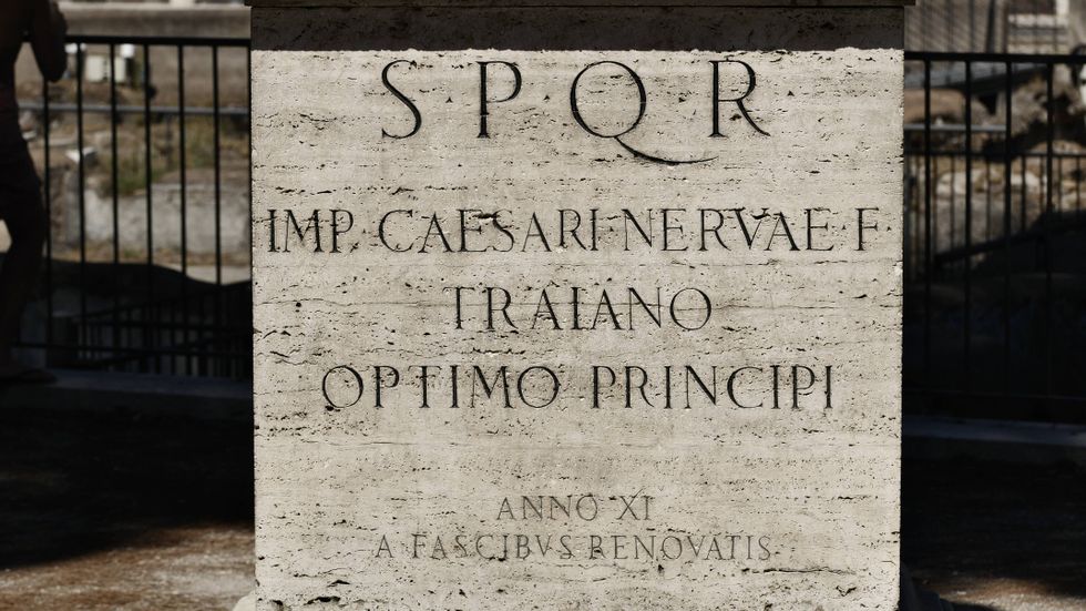 Inskription på Trajanusstatyns sockel i Rom.