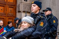 Greta Thunberg blir bortburen av norsk polis.
