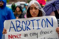 Abortförespråkare visar upp plakat när de samlas i Franklin Square Park i Washington D.C. Bilden togs den 9 juli.