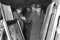 General Dwight D Eisenhower inspekterar i april 1945 konstverk som gömts i en saltgruva i Tyskland under andra världskriget. Arkivbild.