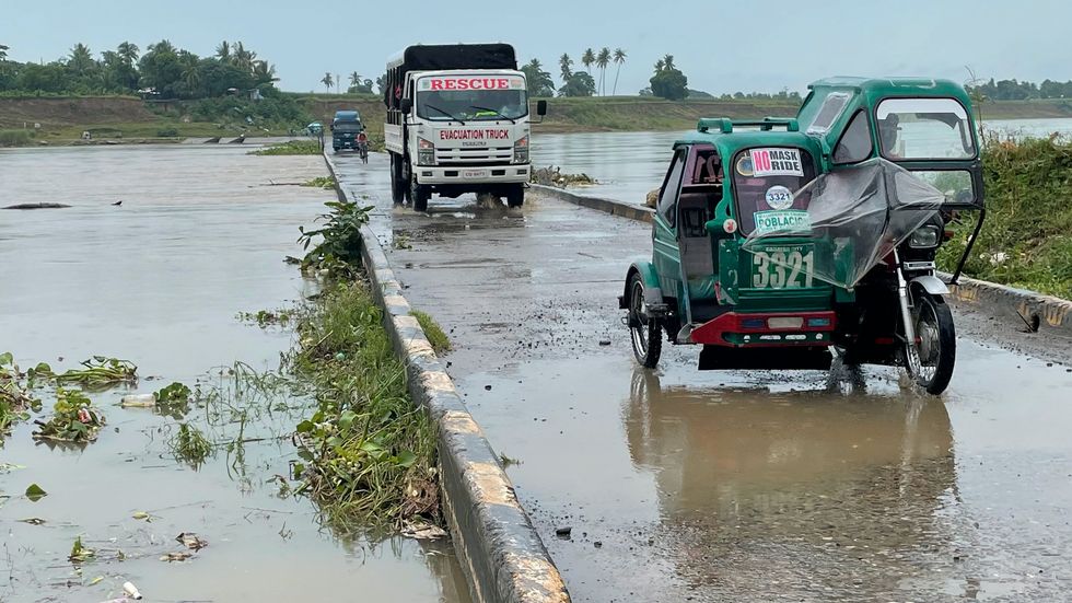 Vattnet i floden i Cauayan började stiga när tyfonen Chanthu närmade sig norra Filippinerna.