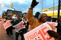 Demonstration för höjda minimilöner utanför McDonalds i Chicago.