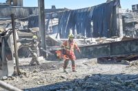 Ukrainsk räddningstjänst arbetar med att röja upp det som finns kvar av köpcentrumet i Krementjuk.