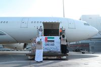 Flygplanet under lastning i Abu Dhabi på tisdagen.
