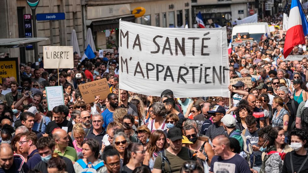 Antivaccindemonstranter protesterar i Paris. Arkivbild.