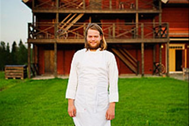 På Fäviken Magasinet serverar Magnus Nilsson enbart råvaror från trakten. Här används fäbodslivets principer för självhushållning.