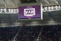 Turerna kring om videogranskningssystemet VAR ska införas i svensk elitfotboll fortsätter. Arkivbild.