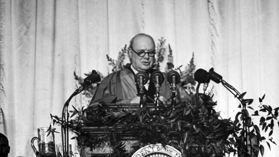 Winston Churchill håller sitt berömda tal på Westminster College i Fulton, Missouri, den 5 mars 1946