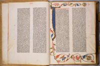 Ett uppslag från Johannes Gutenbergs bibel, tryckt år 1455 i uppfinnarens egen tryckpress. 